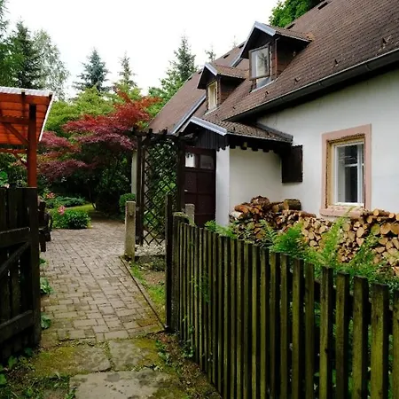 V Ráji. *